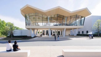 The Cultural Living Room, a new community space, evokes a feeling of lightness. Its transparent, angled facade provides a panoramic view of the surrounding park. 