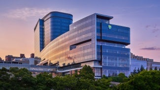 The glass facade of the upper levels and patient tower take their cues from the surface of the neighboring Lake Superior.