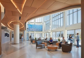 The atrium provides a view of the monitor showcasing information to adjacent levels and into the courtyard. Seating varieties provide patients and staff places to meet family or eat at the cafe.