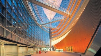 The Tokyo International Forum’s Glass Hall unifies the complex by serving as a lobby for all venues. It features 200- foot high cable-supported glass walls and a 750-foot span between two columns.