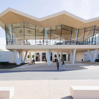 The Cultural Living Room, a new community space, evokes a feeling of lightness. Its transparent, angled facade provides a panoramic view of the surrounding park. 