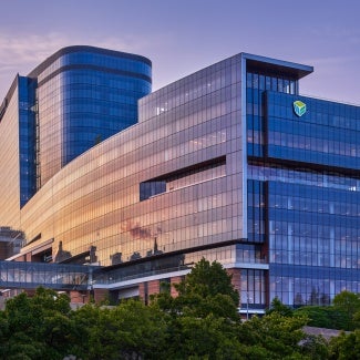 The glass facade of the upper levels and patient tower take their cues from the surface of the neighboring Lake Superior.