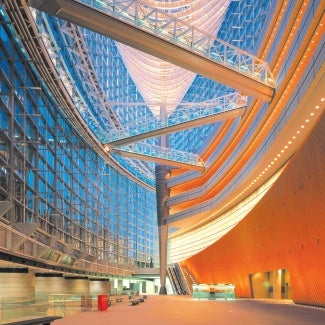 The Tokyo International Forum’s Glass Hall unifies the complex by serving as a lobby for all venues. It features 200- foot high cable-supported glass walls and a 750-foot span between two columns.